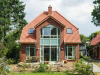 haus-mit-tuerkisen-fenstern-nahe-hamburg 