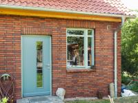 Moderne Holz-Haustür türkis passend zu türkisem Fenster