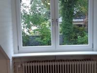 fenster-mit-weißem-rahmen