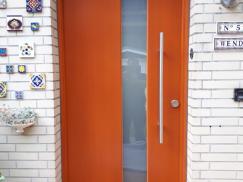 haustuer-braun-mit-lichtausschnitt-in-milchglas