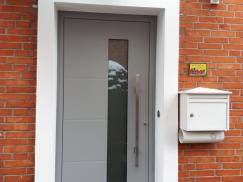 haustuer-in-grau-mit-lichtausschnitt