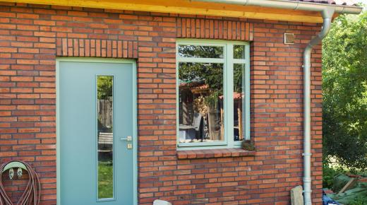 Moderne Holz-Haustür türkis passend zu türkisem Fenster