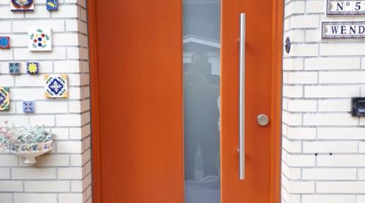 haustuer-braun-mit-lichtausschnitt-in-milchglas
