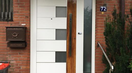 haustuer-weiß-mit-drei-lichtausschnitten-mit-seitenteil