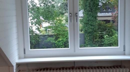 fenster-mit-weißem-rahmen