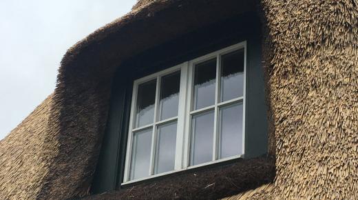 fenster-weiß-reetdach