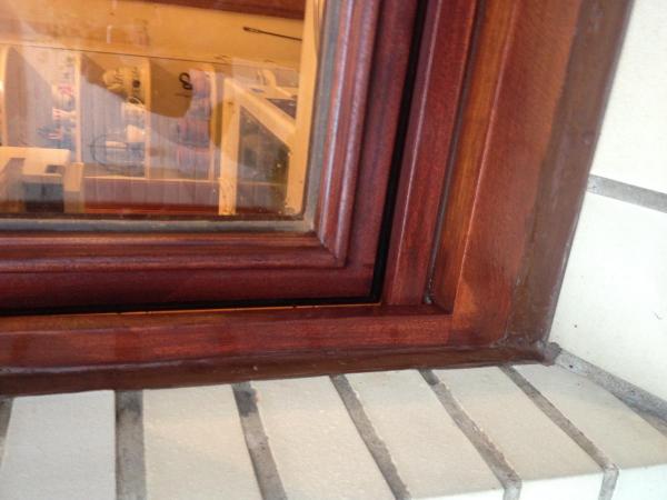 repariertes-holzfenster-nach-einbruchschaden 