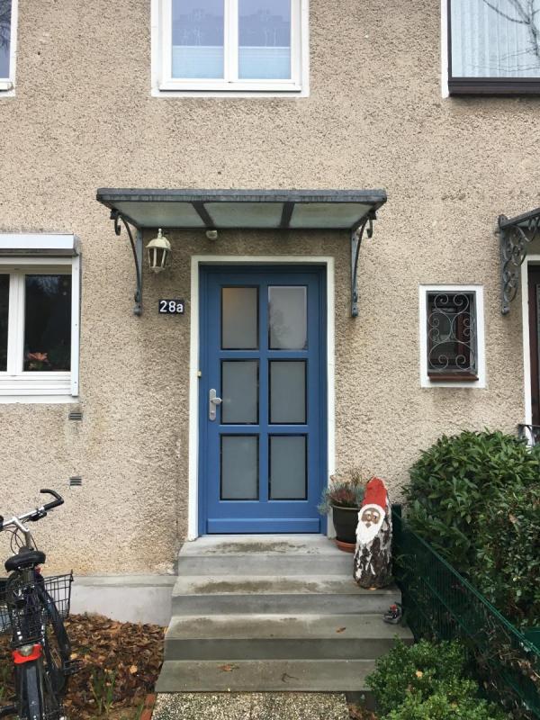 holzhaustuer-in-taubenblau-in-hamburg-poppenbuettel