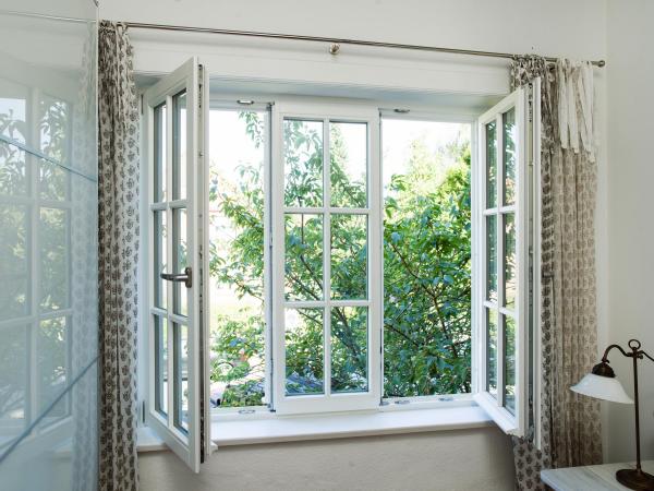 Geöffnete Holzfenster mit Sprossen im Altbau