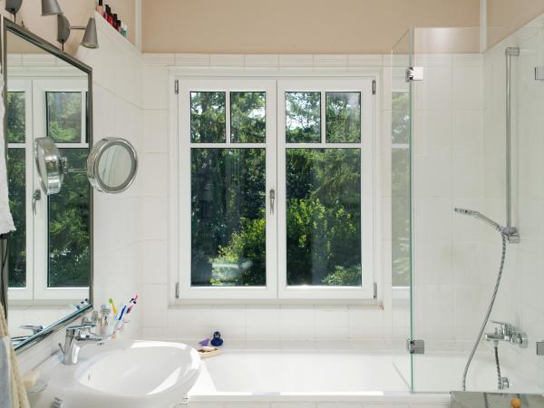 Holzfenster weiss im Badezimmer