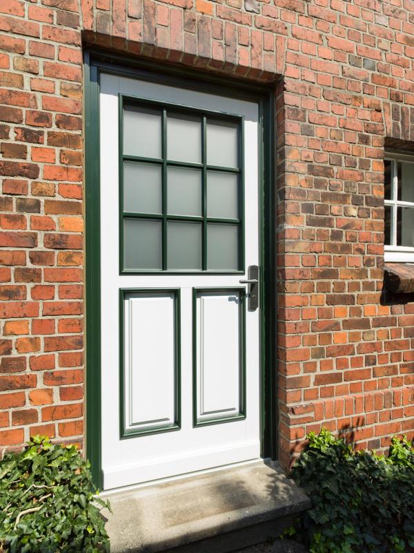 Grün-weisse Haustür aus Holz