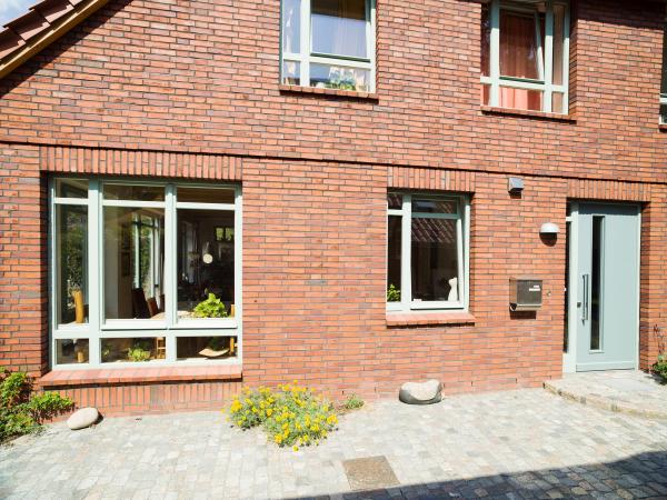 Holz-Haustür in türkis passend zu Fenstern