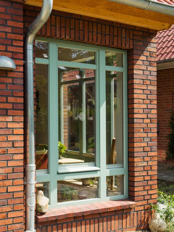 Holzfenster Lärche türkis in Klinkerfassade