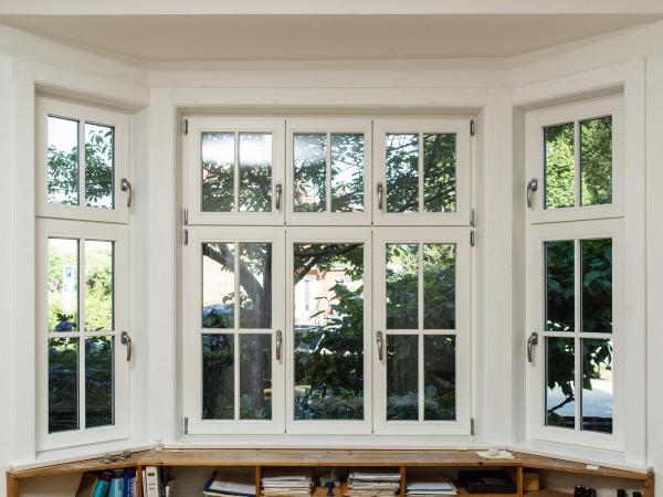 Erker mit Sprossenfenstern aus Holz
