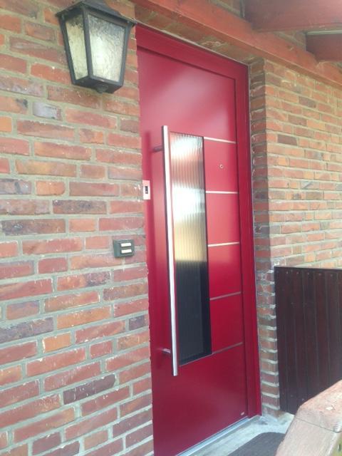 haustuer-rot-mit-lichtausschnitt 
