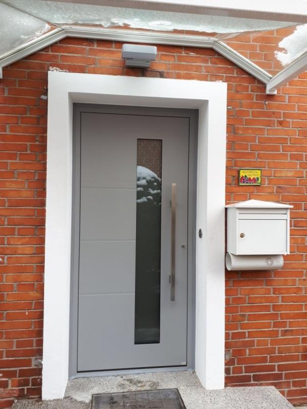 haustuer-in-grau-mit-lichtausschnitt 