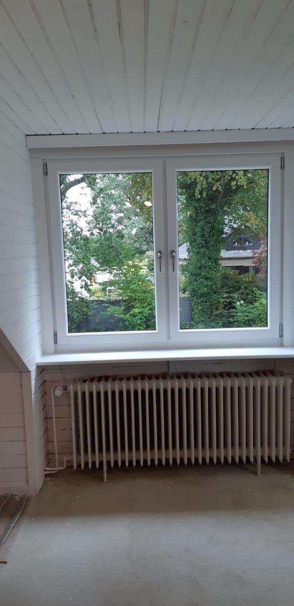 fenster-mit-weißem-rahmen