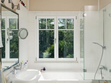 Holzfenster weiss im Badezimmer