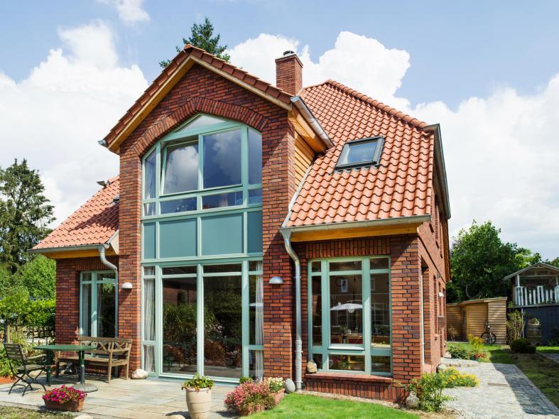 einfamilienhaus-mit-tuerkisen-fenstern-in-hamburg 