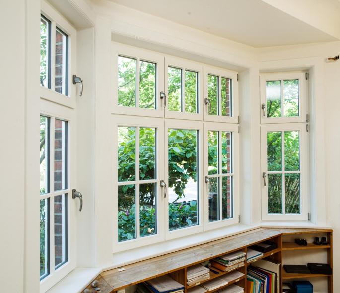 Holzfenster mit Sprossen in Altbau-Erker Hamburg-Langenhorn