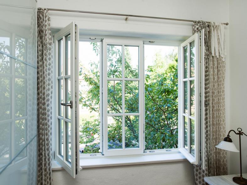 Geöffnete Holzfenster mit Sprossen im Altbau