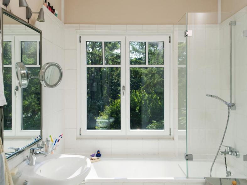 Holzfenster weiss im Badezimmer