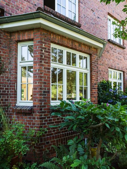 Außenannsicht Erker mit Sprossenfenstern aus Holz