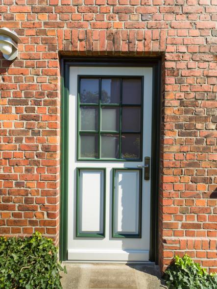 Holz-Haustür mit Sprossen und Kassetten in traditioneller Optik