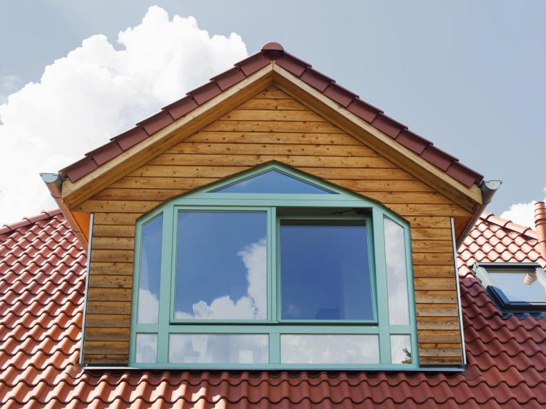 Gaubenfenster aus Holz im türkisen Farbton