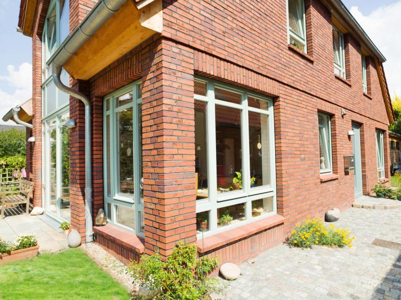Holzfenster türkis im Erdgeschoss