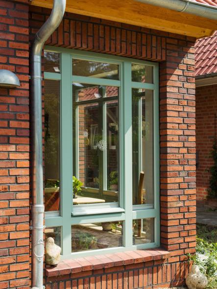 Holzfenster Lärche türkis in Klinkerfassade