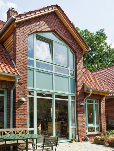 Holzfenster Lärche türkis in Klinker-Neubau