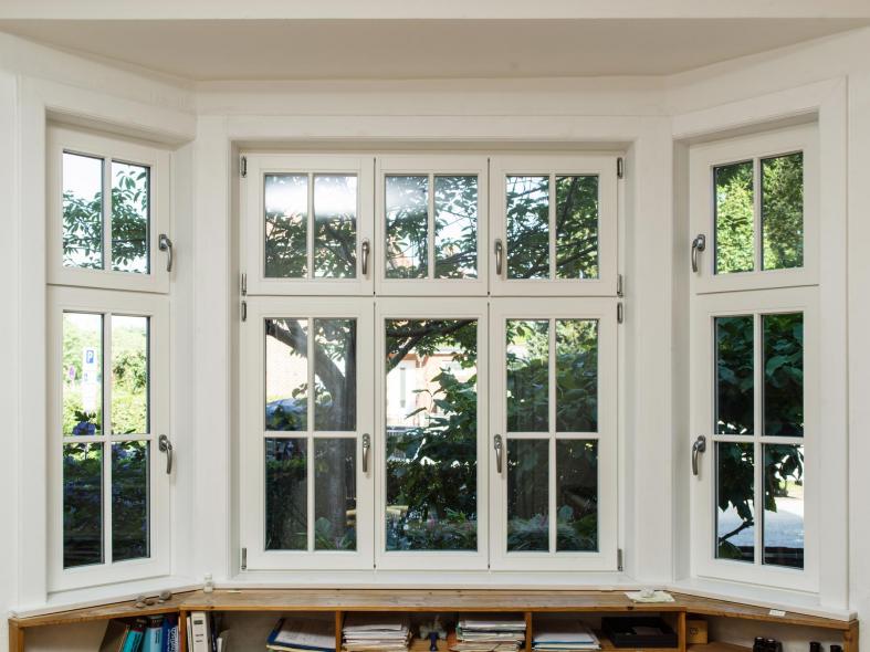 Erker mit Sprossenfenstern aus Holz