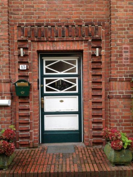 historische-holzhaustuer-in-hamburg-fuhlsbuettel